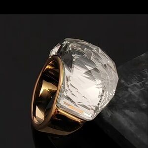 Gorgeous swarovski elements ring size 8 gold plated on stainless steel